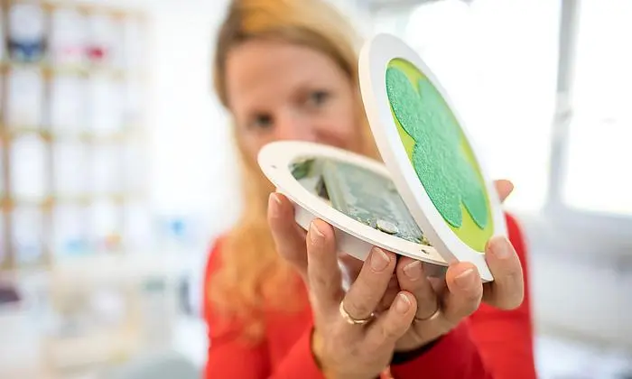 Sticklett-Gründerin Michaela Schicho mit dem Vitalmonitor "Mary"