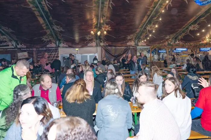 Bevor das Bier aus dem Zapfhahn kam, spritzte es aus der Oberseite des Fasses, doch kaum war es o´zapft, brachte die Partyband „Chaos“ mit ihrem Programm eine tolle Stimmung in das große Zelt.