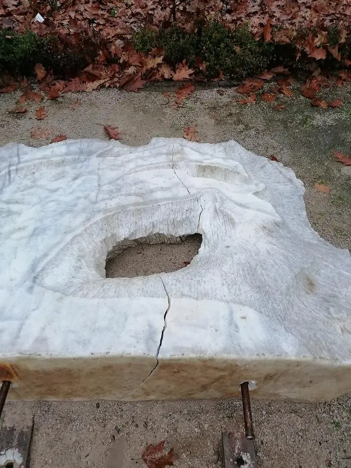 Die zerstörte Skulptur