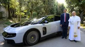 Papst Leo und Ferrari Luce (beide in Weiß). In der Mitte: Ferrari-Boss John Elkann 