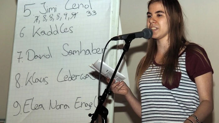 Das Leben, die Einstellung zum Geld und den Flüchtlingen beschäftigten die Kandidaten des Dichterwettstreites Poetry Slam Freitagabend unter anderem thematisch im Waidmannsdorfer Gemeindezentrum in Klagenfurt. Gewonnen hat David Samhaber vor Jimi Lend und Katrin "Kaddles" Edtmayr.