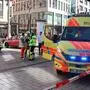 Rettungskräfte stehen bei einem Großeinsatz der Polizei in der Innenstadt. 