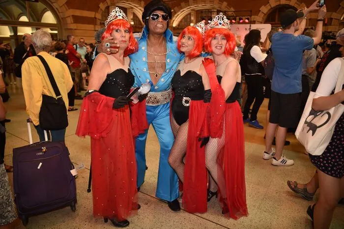 In der etwa 365 Kilometer westlich von Sydney gelegenen Stadt findet seit 26 Jahren ein Elvis-Festival statt.