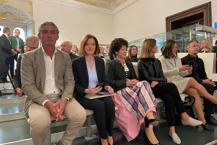 Simone Schmiedtbauer (mit Ehemann Andreas; li.) wird neue Agrarlandesrätin