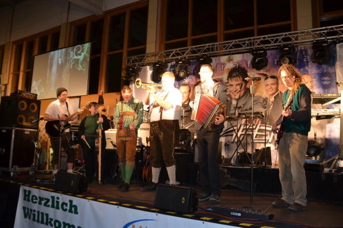 Wesentlich zur ausgezeichneten Stimmung trugen die „Grafen“ bei, die mit ihrem abwechslungseichen Musikprogramm für eine ständig volle Tanzfläche sorgten. Viel Beifall erhielt die Hausmusik der Lebenshilfe Hartberg, die die Mitternachtseinlage gestaltete. Gefeiert wurde in den diversen Bars und in der Disco bis in die frühen Morgenstunden.
