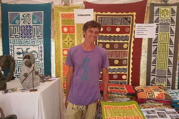 Philipé, eigentlich aus La Réunion, bringt Kunsthandwerg aus Simbabwe nach Graz. Klicken Sie sich durch die Galerie!