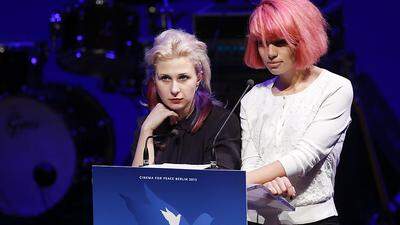 Maria Alekhina (links) und Nadezhda Tolokonnikova von "Pussy Riot" bei der "Cinema for Peace"-Gala in Berlin