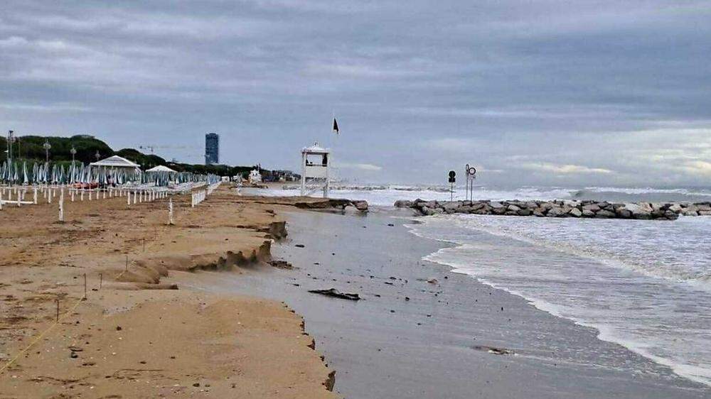 Der Strand von Jesolo wurde vom Unwetter in Mitleidenschaft gezogen