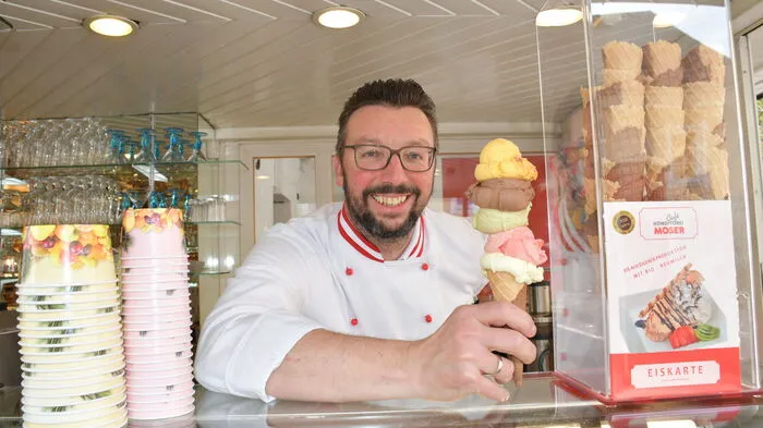 Konditormeister Robert Moser ist schon in die Eissaison gestartet und belässt es einstweilen bei 1,50 Euro für eine Kugel Tüteneis an der Vitrine. "Das ist für uns nicht das Hauptgeschäft", erklärt er. Die Eisbecher werden wegen der gestiegenen Rohstoffpreise etwas teurer.   Hausgemacht wird das Eis aus Mölltaler Bio-Heumilch vom Mar Bauer und süßen Früchten. 14 Sorten gibt's: von den Klassikern bis hin zu Butterkeks und Omas Sauerrahm mit Kirschen.