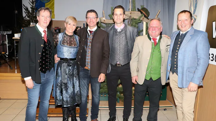 Der Glödnitzer Bürgermeister Hans Fugger (5. von Links) konnte zahlreiche Ehrengäste beim 13. Bauernball begrüßen.