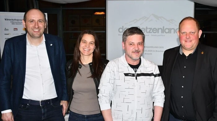 Zu sehen sind vier Menschen, davon sind drei Männer