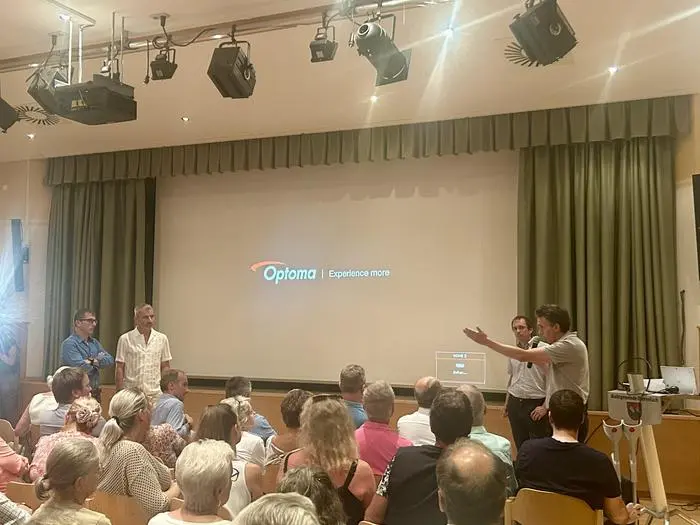 Peter Macher-Lepuschütz und Christian Rupp von der Kelag (rechts) im Austausch mit Arnold Angerer von der Bürgerinitiative (links). Moderator Joschi Perharz (zweiter von links) führte durch den Abend