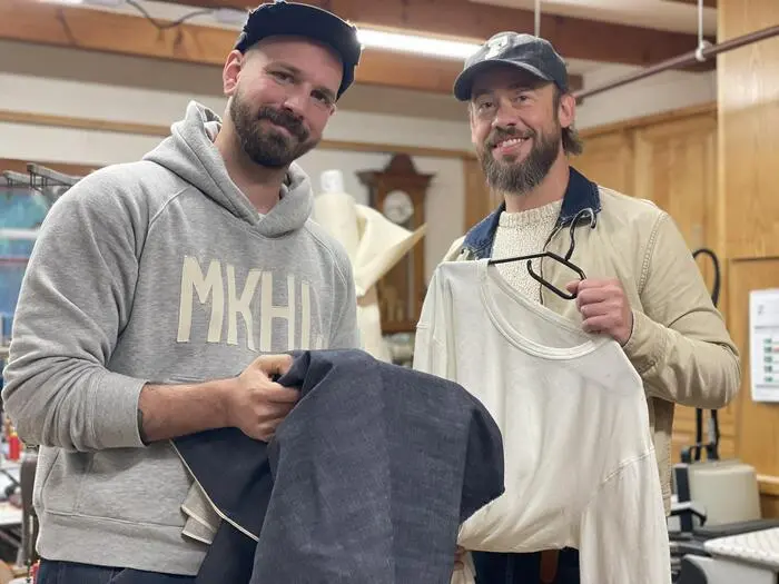 Verkauft werden die Jeans im Laden von Stefan Kalch (r.) in Graz