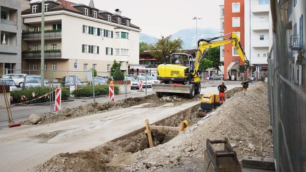 Ein Monat Baustelle auf dem Südtirolerplatz: Neue Wasserrohre werden verlegt