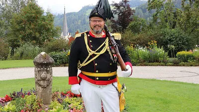 Hauptmann-Stellvertreter und Oberstleutnant Friedrich Flath im Innenhof des Schlosses in Himmelberg