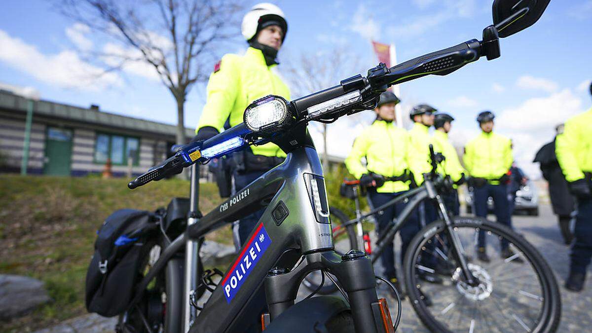 Mit Blaulicht in Wien bereits unterwegs: Die Fahrradpolizisten 