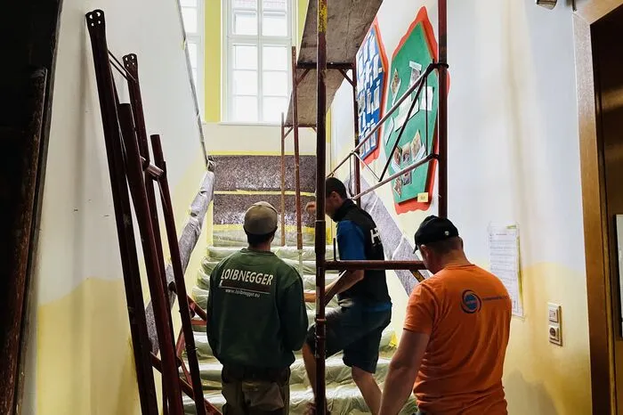 Der Putz wird von den Wänden geklopft