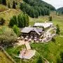 Eine Luftaufnahme einer Almhütte | Die Lammersdorfer Hütte liegt eingebettet in die Formationen der Nockberge auf 1650 Meter hoch über dem Millstätter See