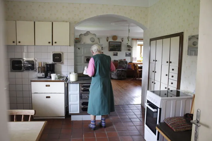 Rosi Tappler in der Küche des Bauernhauses aus dem Jahr 1740