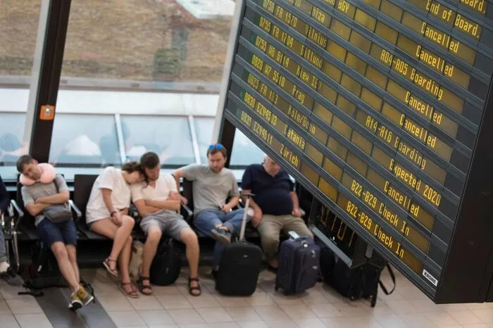 "Wir wollen eine ganz klare Botschaft nach Dublin senden: 'Ryanair must change'", sagte Ingolf Schumacher, Vorsitzender Tarifpolitik der deutschen Pilotengewerkschaft Vereinigung Cockpit (VC). Ryanair bezeichnete den Streik als "bedauerlich und ungerechtfertigt." Der Konzern erwartet, dass der Flugbetrieb nach dem Ende des Protests, der in Deutschland bis Samstagfrüh um 02.59 Uhr dauern soll, wieder planmäßig abgewickelt werden kann.