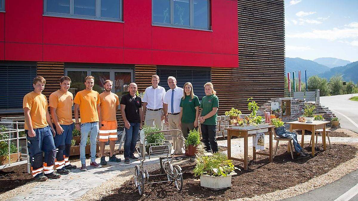 Der neue Recyclinggarten im ASZ Leoben verbindet „Urban Gardening“ mit dem Re-use-Gedanken. Im Bild: Lehrlinge der Stadt Leoben mit ihren Ausbildnern Michael Kreutzer (5.v.r) und Marlies Genger (2.v.r.) sowie Vizebürgermeister Maximilian Jäger (3.v.r.) und Referatsleiter Gernot Kreindl (4.v.r) 