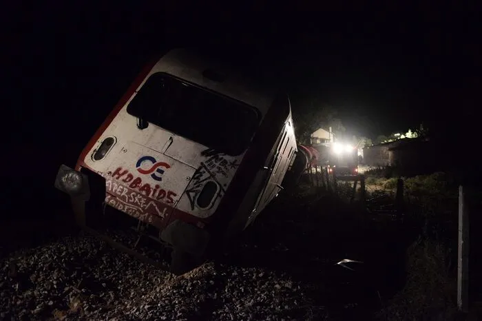 Unter den Toten seien keine Touristen, hieß es aus Kreisen des Rettungsdienstes. Zuvor hatte die griechische Eisenbahn von vier Toten berichtet.