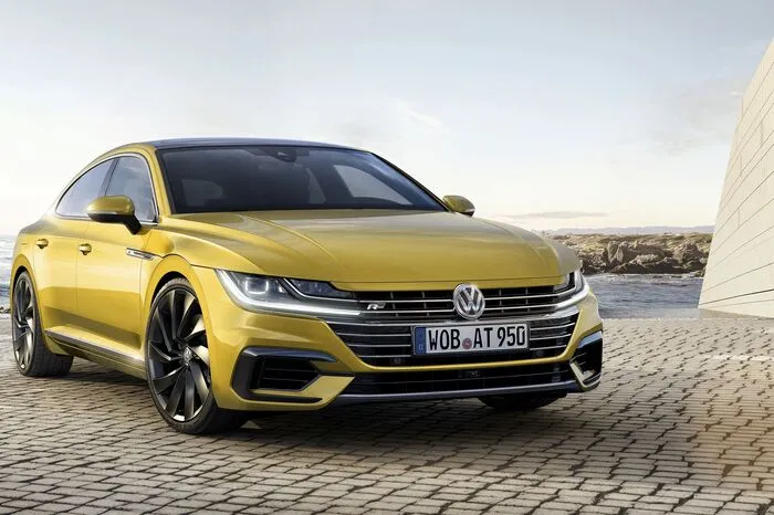 Der Arteon wird ausschließlich mit Vierzylindermotoren an den Start gehen: Die Benziner und Diesel entwickeln in den ersten beiden Leistungsstufen jeweils 150 und 190 PS. Der stärkste TSI leistet 280 PS, beim Top-TDI sind es 240.