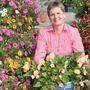 Christina Dabernig schmückt Haus und Garten am liebsten mit verschiedenen Blumen in den buntesten Farben