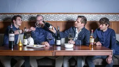 Jan Eggers, hier hinter dem Glas versteckt, startet mit Souschef Patrick Slamanig, Sommelier Oliver Petritz und Chef de Partie Manuel Ulrich im Parkhotel neu durch