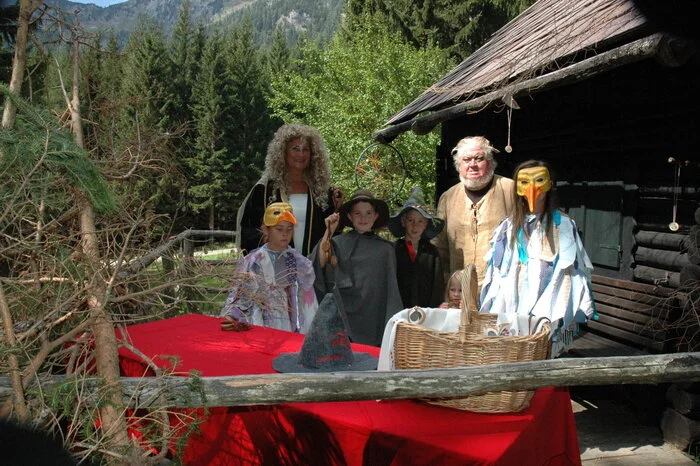 Gemeinsam mit den engagierten LaienschauspielerInnen begibt sich der Märchenerzähler Helmut Wittmann auf den Zauberwald-Rundweg, um diese mit seinen Märchen und Sagen zu inspirieren.