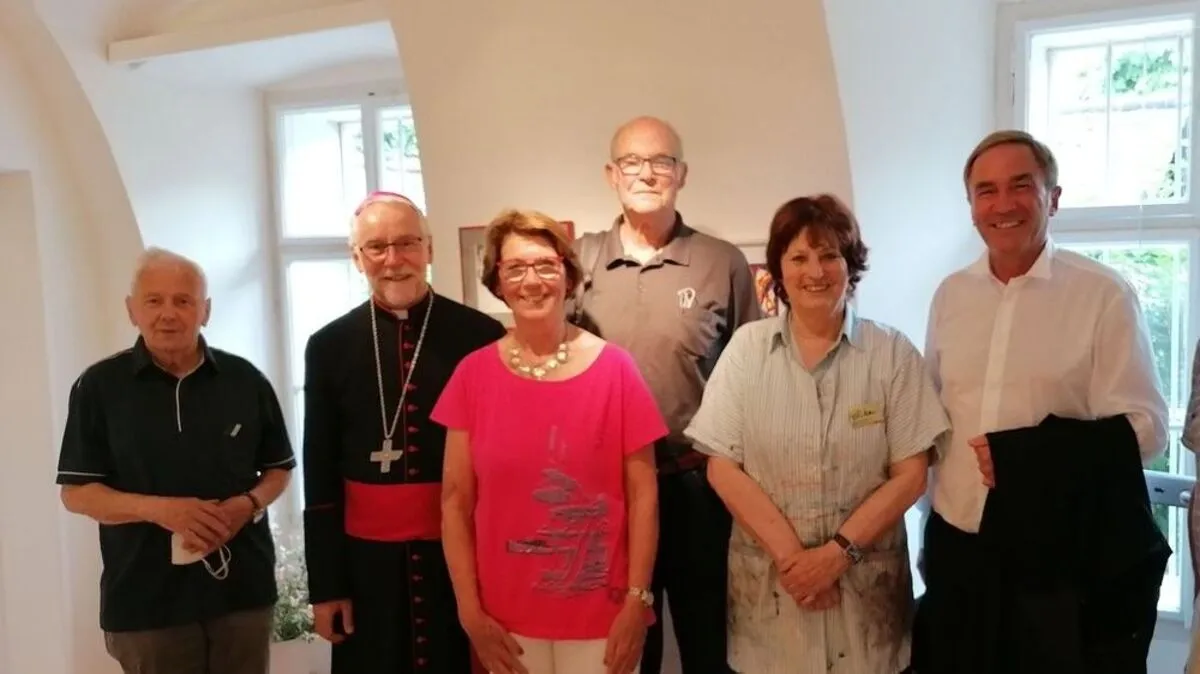 Bischof  Josef Marketz zeigte großes Interesse an der Ausstellung der Druckergruppe des Vereines kunst & co millstatt