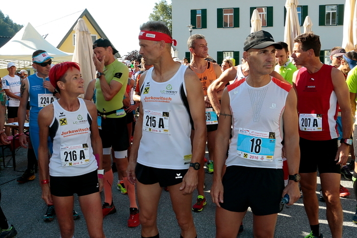 90 Starter nahmen die 44 Kilometer lange Marathonstrecke, bei der 1800 Höhenmeter überwunden werden mussten, in Angriff.