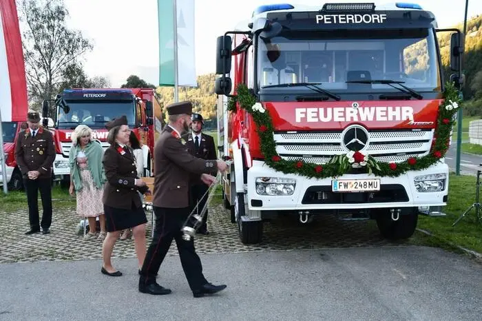 Zum Abschluss wurde am Samstagabend vor dem Rüsthaus in Althofen ein neues Fahrzeug seiner Bestimmung übergeben. Diese Investition war, so Kommandant Manuel Galler, mit Kostenbeteiligung von Feuerwehr, Marktgemeinde St. Peter und Land Steiermark möglich.