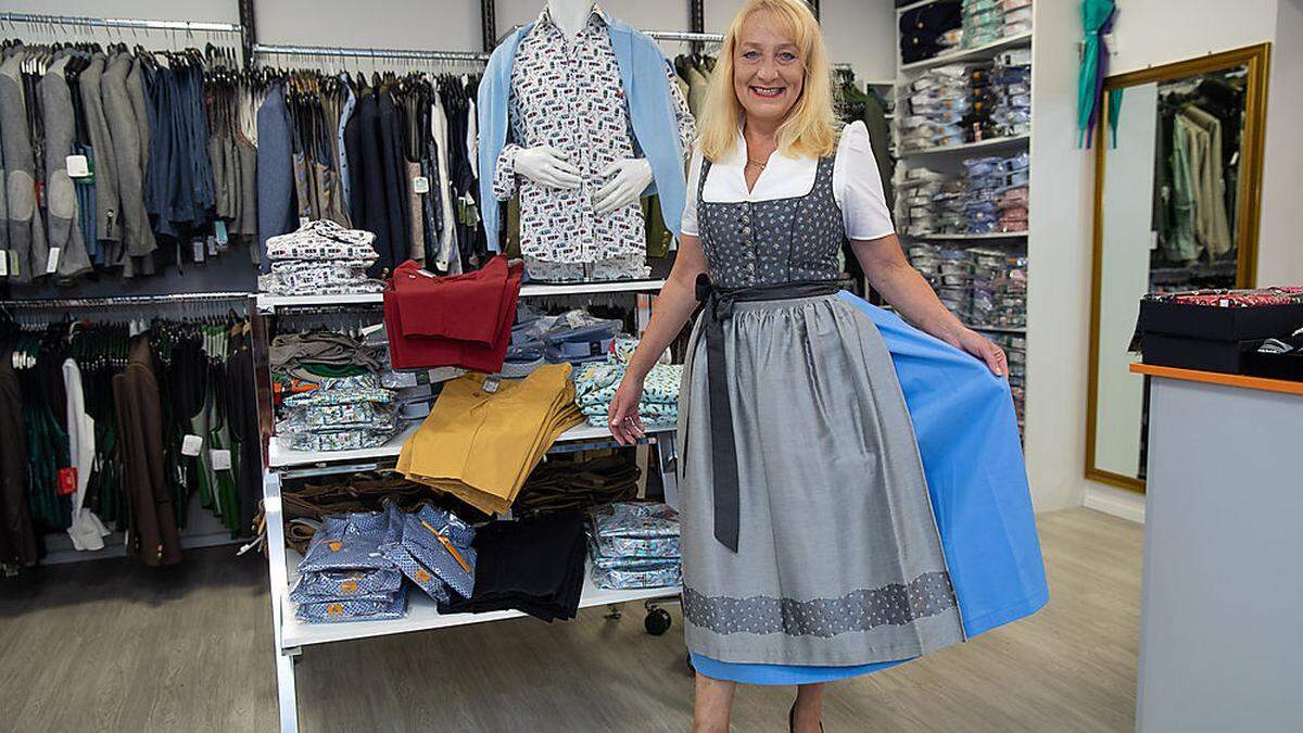 Die Farben des neuen Dirndls sind ein Tribut an den Wörthersee