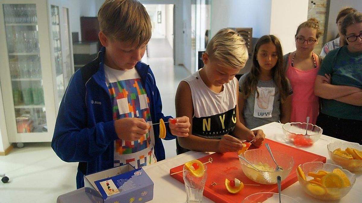 Die Kinder waren mit Begeisterung beim Mixen der alkoholfreien Cocktails