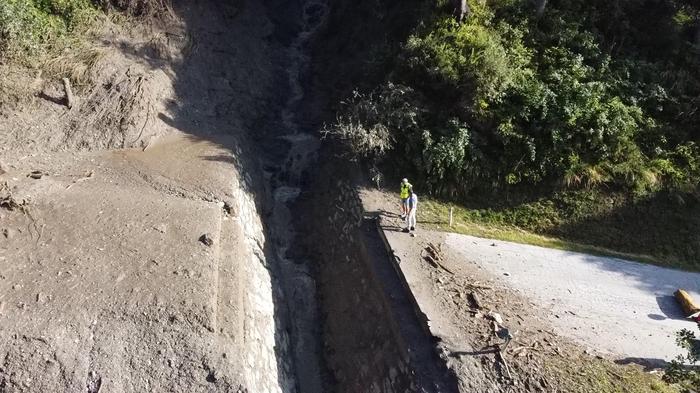 Die vor einem Jahr zerstörte Platschbachbrücke über den Kristeinbach wird durch eine neue ersetzt