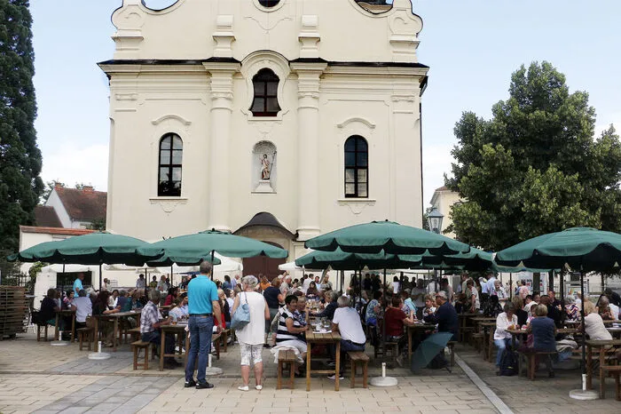 Die Vorsitzende des Pfarrgemeinderates Tamara Windisch-Röhrer mit Pfarrfest-Organisatorin Sandra Stajer und Pastoralassistent Gerhard Weber begrüßten Bürgermeister Franz Jost, die beiden Vizebürgermeister Roland Gogg und Harald Peindl sowie Karlheinz Böhmer, den Pfarrer der Evangelischen Pfarrgemeinde in ihrer Mitte.