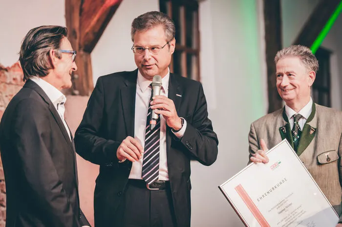 Auch von Wirtschaftskammer-Direktor Karl-Heinz Dernoscheg gab es eine Ehrenurkunde