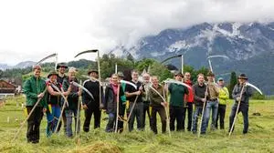 22.05.2024, Irdning-Donnersbachtal, Steiermark, Österreich (Austria): Workshop Wiesenpflege mit der Sense auf dem Gelände der HBLFA Raumberg-Gumpenstein, Gruppenbild mit Teilnehmern und Sensenmählerer Ernst Schoiswohl, 8. von links.
Fotocredit: Martin Huber