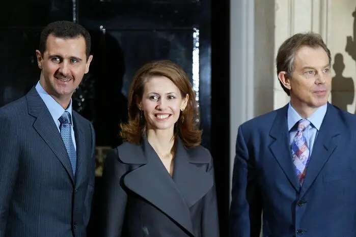 Das Paar heiratete 2000. Im selben Jahr wurde Bashar mit 97 Prozent zum syrischen Präsidenten gewählt. Mit dem neuen Staatschef und seiner anscheinend von westlichen Idealen geprägten Frau keimte in dem arabischen Land die Hoffnung auf einen demokratischen Wandel.

2002 zu Besuch bei Tony Blair in London.
