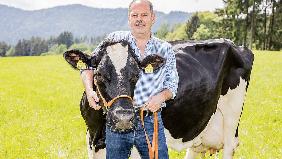 Walter Keuschnig mit der Holsteinkuh Odine, seinem derzeitigen Aushängeschild 