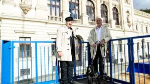 Lilly, Karl Kubinzky und Christian Weniger auf der Aussichtsplattform, die einen Überblick über die Riesen-Baustelle bietet