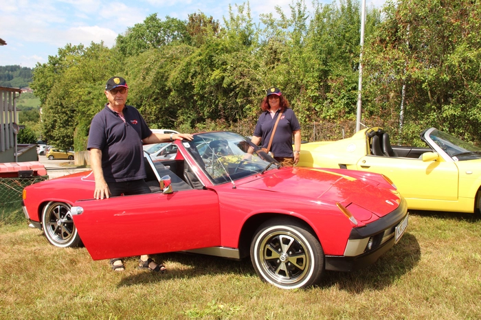 Bei den Autos zeigten die Porsche-Fahrer gewaltig auf. Herausragend dabei ein von Hubert Schuhfleck, alias „Rettungshubi“ aus St. Paul liebevoll restaurierter seltener „Porsche 914 - Bj. 1970 mit Mittelmotor. Im Bild mit seiner Frau Roswitha.
