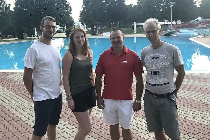 18. August: Junges Pärchen reanimierte Badegast erfolgreich am Beckenrand 33-jähriger Badegast war Sonntagabend im Hartberger Freibad "Herz" im Schwimmerbecken untergegangen. Der Bademeister konnte ihn mit einem Helfer vom Grund des Beckens bergen, ein junges Hartberger Pärchen reanimierte den Verunglückten erfolgreich. Mehr dazu.