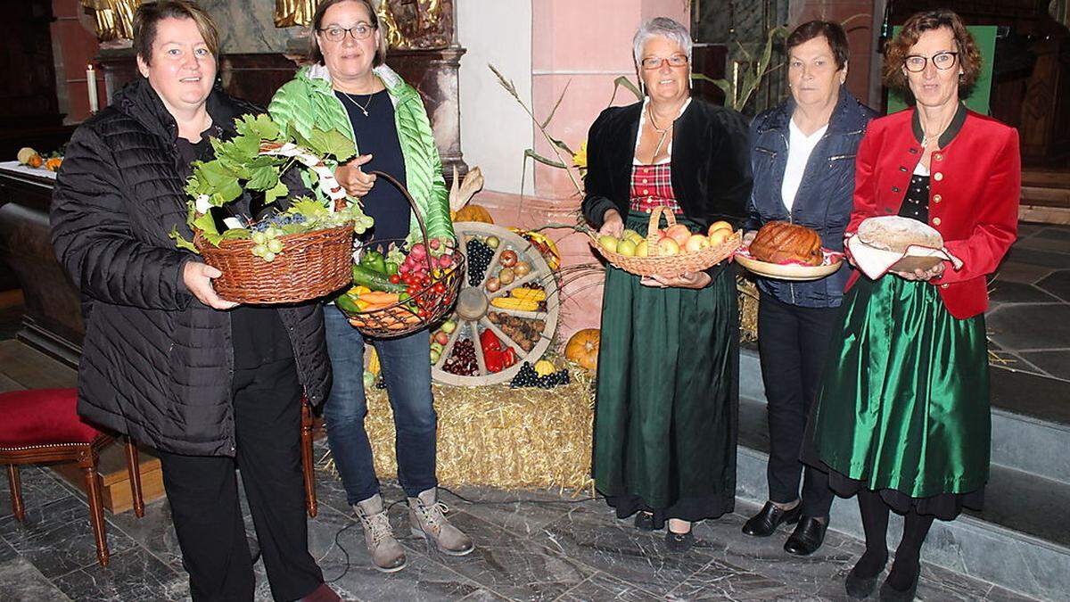 Von der katholischen Frauenbewegung: Claudia Naschberger, Helga Haberl, Margit Pölz, Isabella Kassl, Margit Cuder (von links)
