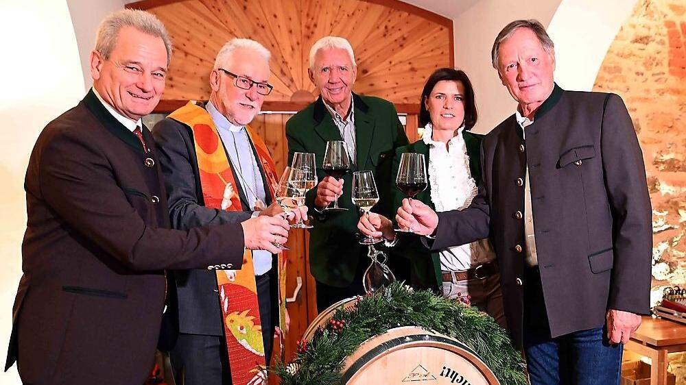 Weintaufe mit Horst Wild, Bischof Josef Marketz, Alfred und Andrea Riedl sowie Taufpaten Franz Klammer