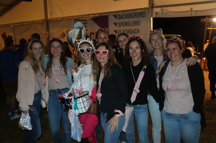 Diese Damenrunde nutzte den Freitagabend zum Poltern beim Diexer Volksfest.