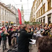 Vor der Landtagssitzung wurde der Regierung der „Marsch geblasen“. Die SPÖ hatte zum Protest aufgerufen