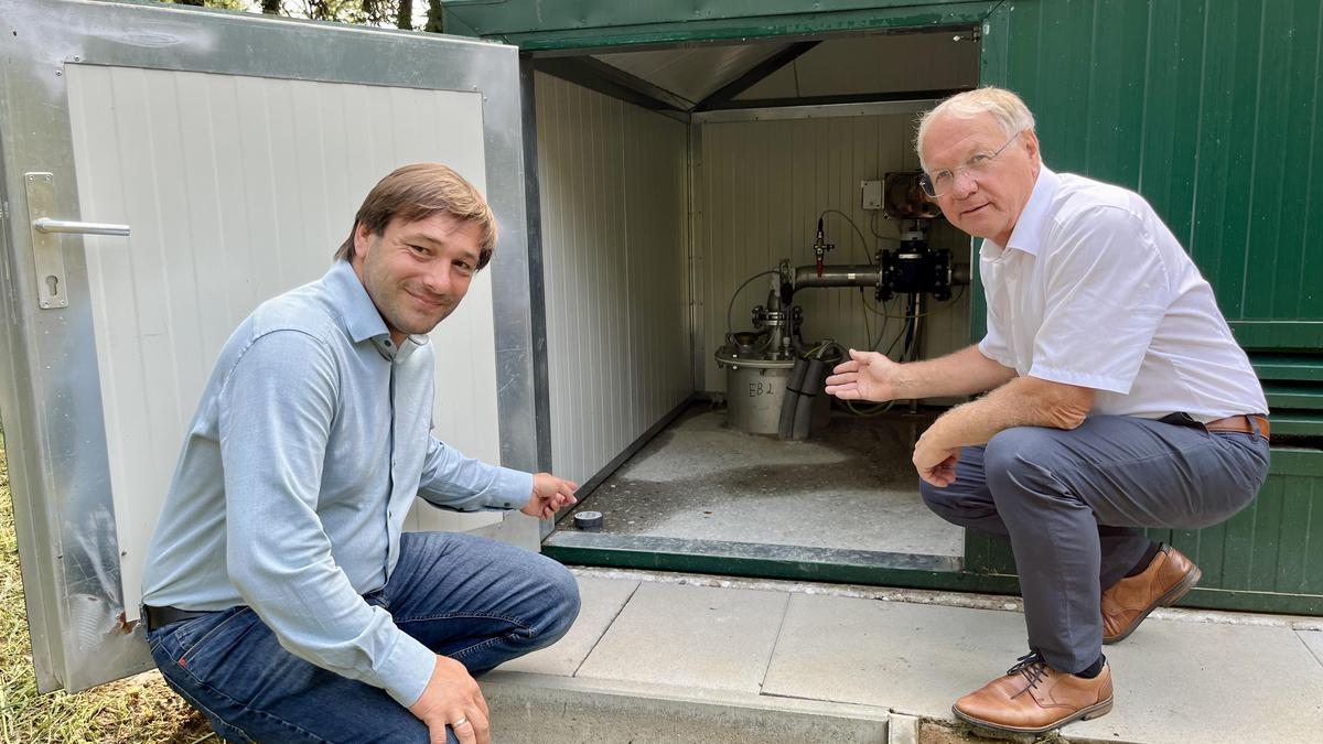 Geschäftsführer Stefan Theissl und Obmann Josef Ober bei einem der beiden Entnahmebrunnen von Wasser mit niedrigem Nitratwert