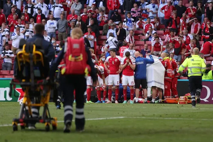 Nach längerer Reantimation unter der Abschottung seines Teams kann Eriksen das Stadion in Richtung Krankenhaus verlassen. Er ist stabil.